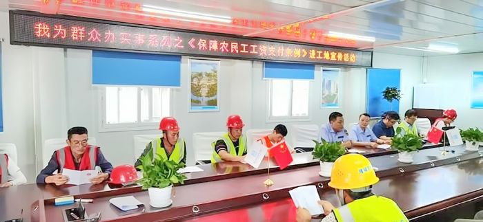 区人力社保局工作人员深入建筑施工企业宣讲《条例》。

