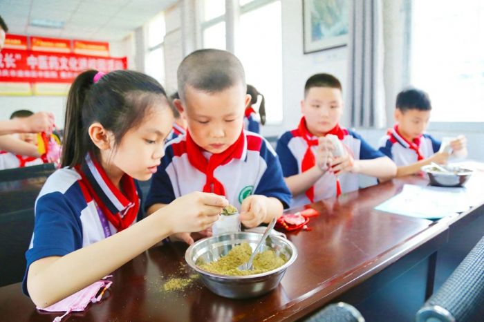 孩子们体验自制香囊。
