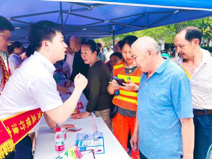 工作人员向群众宣讲。

