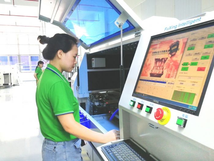 冠洋科技工人在检查智能化设备运行情况。
