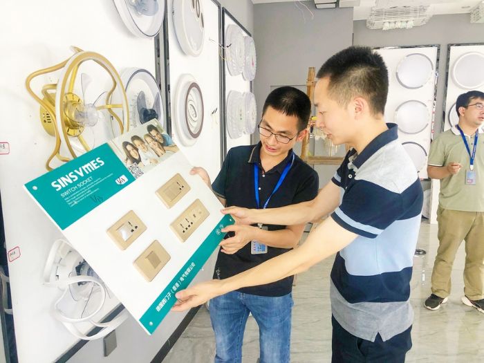 工作人员检查产品质量。

