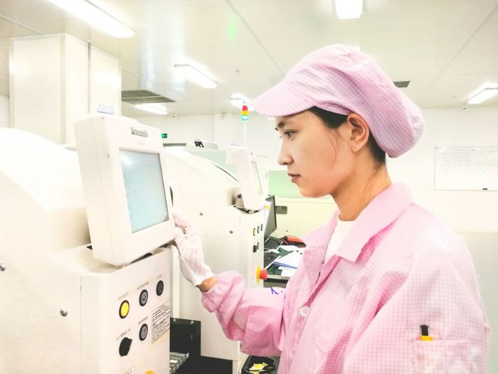 晶潼电子技术工人在操控智能化系统。
