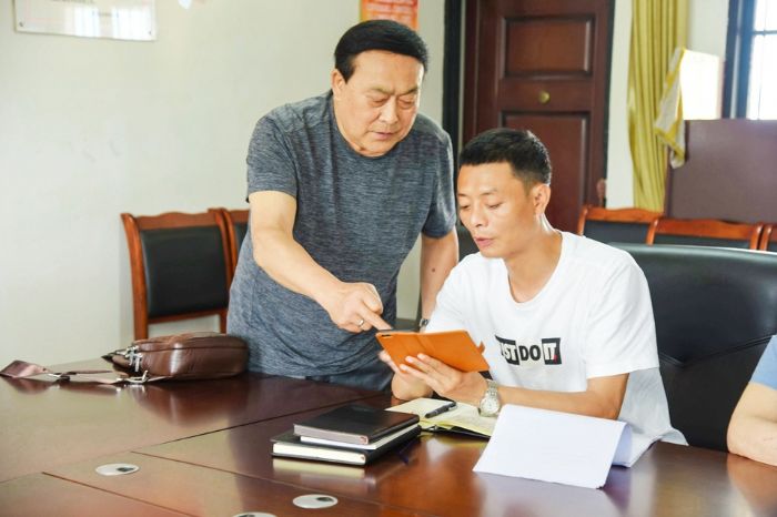 陈虹霖（右）和当事人交流事件详细信息。

