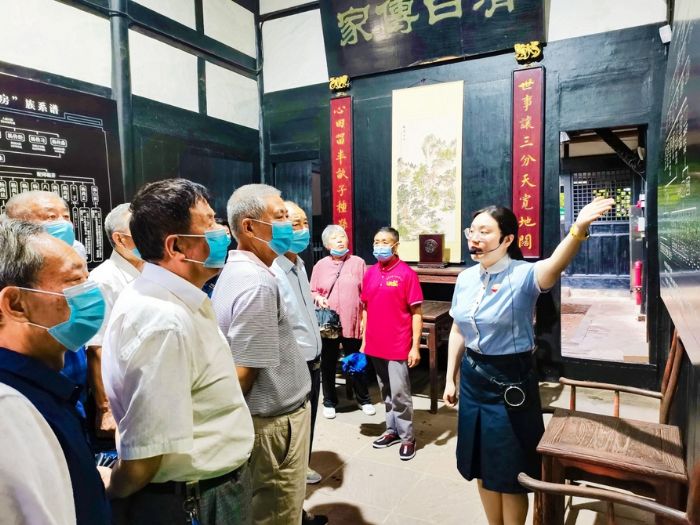 梓潼街道退休老党员参观杨尚昆故里。
