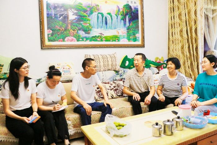 周南海（左三）带领基层党员干部访民情解民忧。
