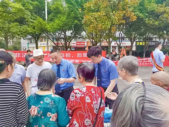 区检察院干警为群众开展普法宣传。
