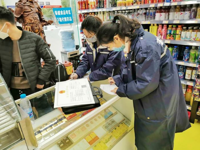 执法人员进行食品安全登记。
