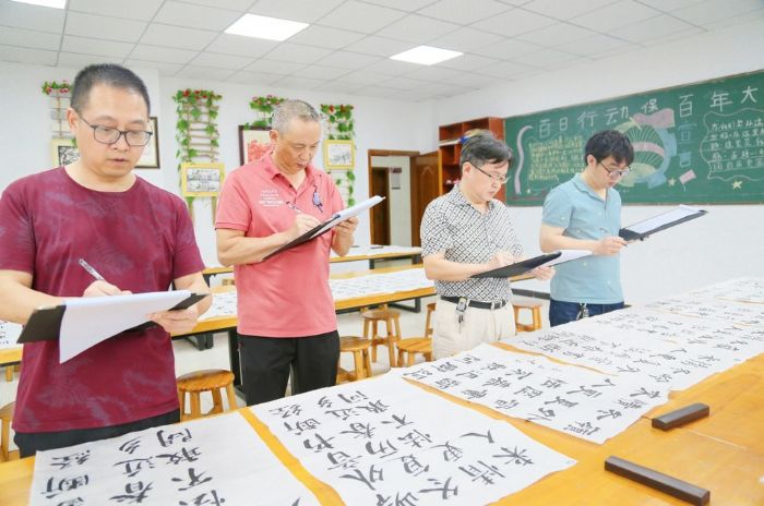 ③评委对参赛作品现场打分。

