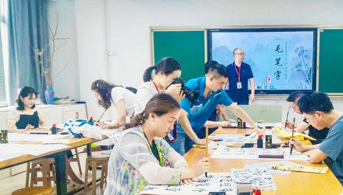 ①书法比赛现场。
