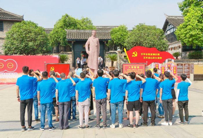 区融媒体中心党员在杨闇公烈士雕塑前重温入党誓词。
