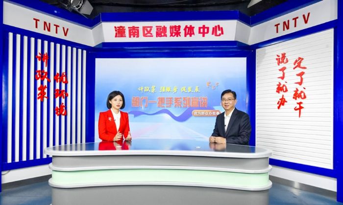 程伟坐客融媒体中心演播厅。全媒体李静摄

