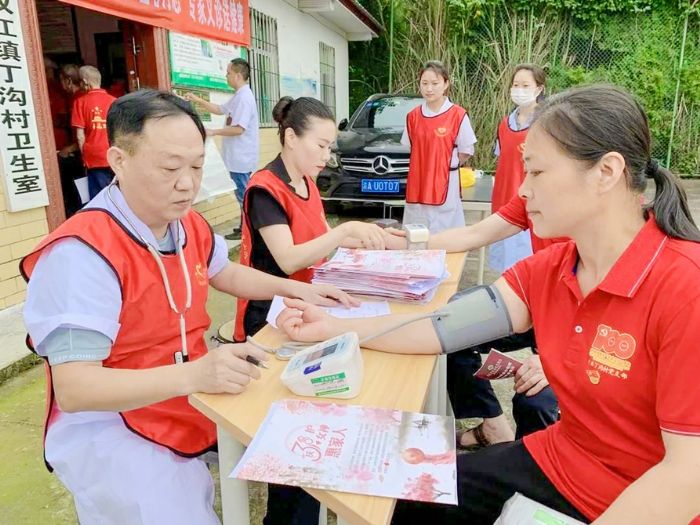 工作人员为党员测血压。
