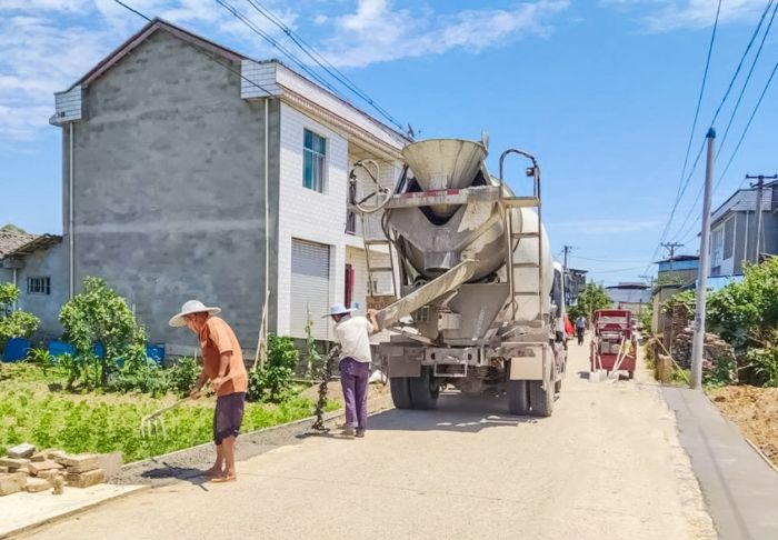 桂林街道八角村整治乡村道路。
