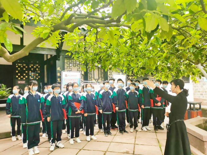 讲解员为参观同学们讲解红色故事。
