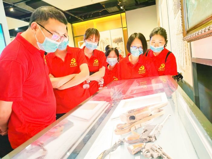学员参观革命文物。
