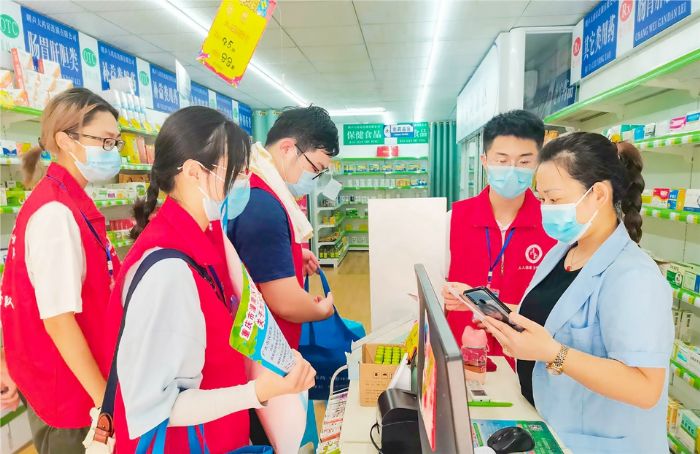梓潼街道社区干部、志愿者深入各商超等场所，宣传普及疫苗接种知识及相关政策。全媒体记者陈靖王浪摄
