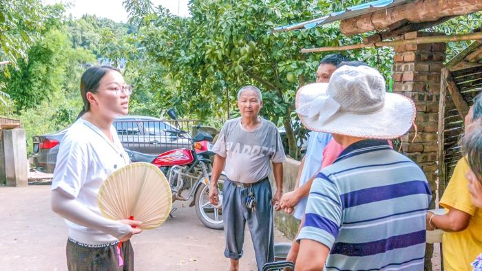 廖海蓝走访群众，收集意见。
