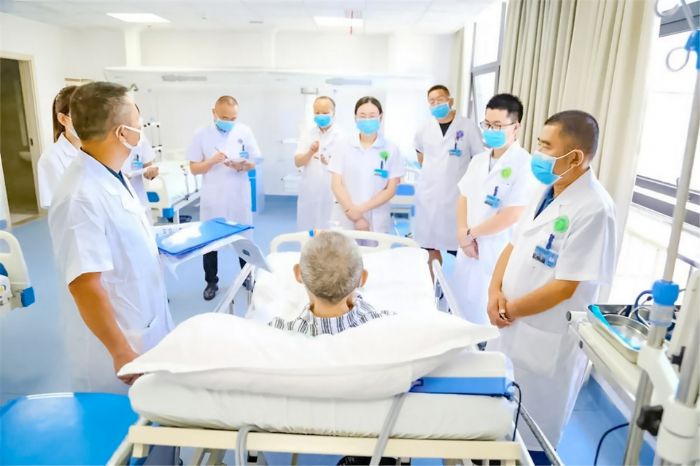 ◀慰问奋战在临床和疫情防控一线的医师代表。
