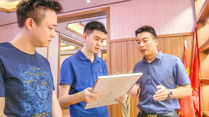 工作人员了解创业担保贷款企业经营情况。
