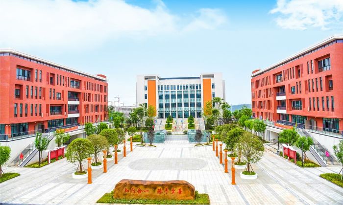 区实验中学初中部扩建（一期）工程教学大楼美观大方。
