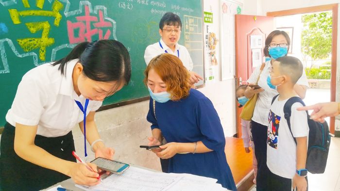 一年级新生报到。
