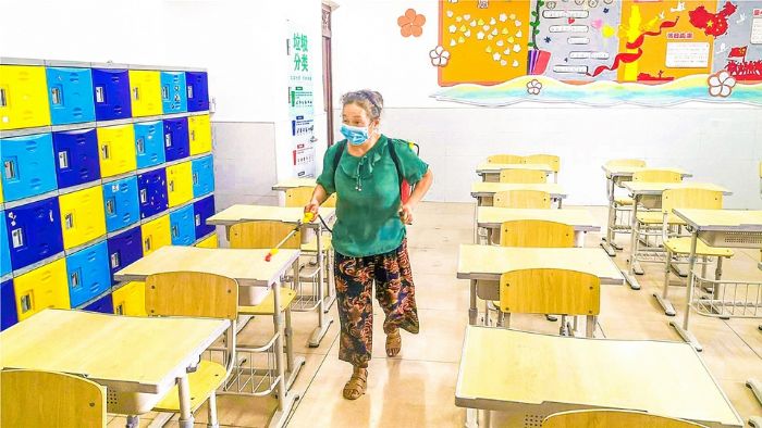 对教室进行消杀。
