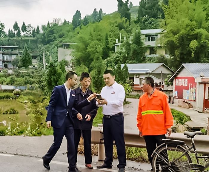 农商行潼南支行上和分理处工作人员沿街走访，为群众送还遗失物品。
