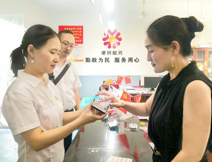 工作人员上门服务工作人员上门服务办理公证办理公证。。
