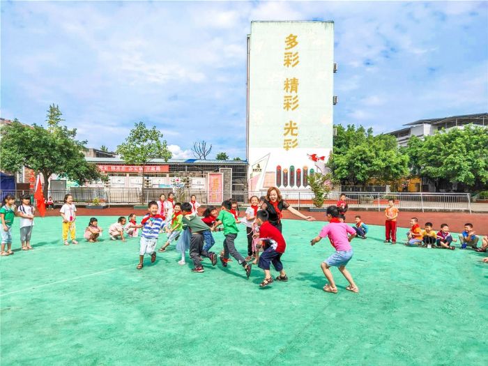 夏桂兰组织少先队员开展户外活动。
