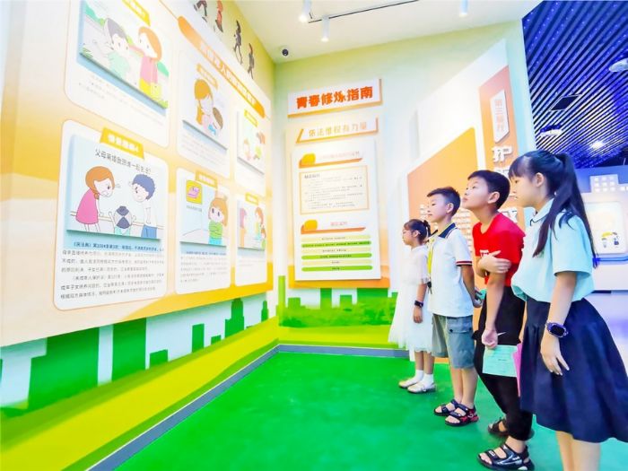 组织青少年参观法治教育基地。
