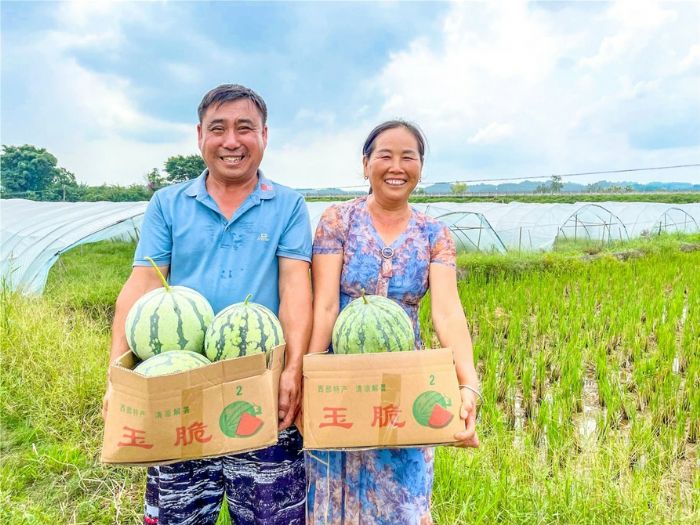 喜获丰收的夏洪勇和妻子。
