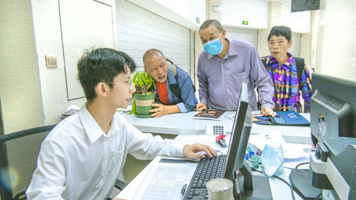 群众在古溪镇公共服务中心办事大厅办理业务。
