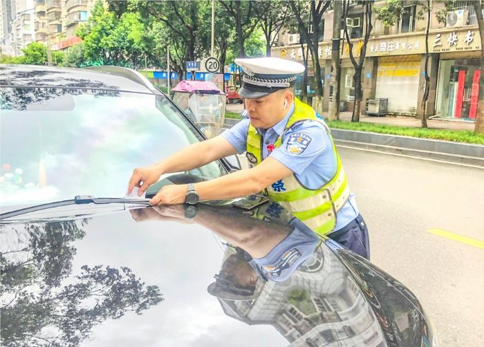 交警路面执勤处理违法车辆。
