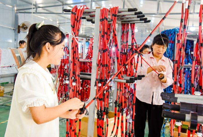 村民在乡村振兴车间务工，实现就业顾家“两不误”。
