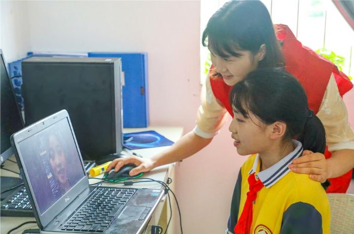 学生林芯晨在亲情聊天室与妈妈视频连线。
