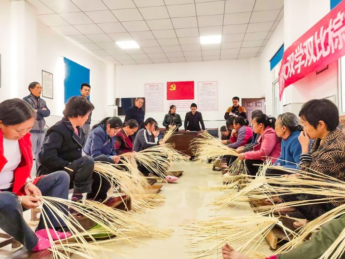 组织村民开展棕扇编织比赛。
