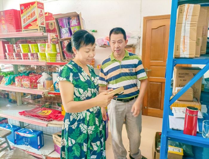村民到便民服务站取包裹。
