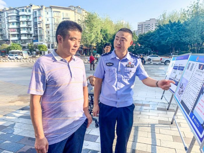 民警给市民宣传相关政策法规。
