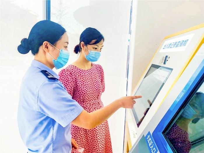 蒋依芸引导市民办理出入境业务。
