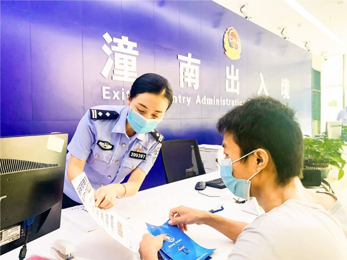 蒋依芸向市民宣传反电诈。

