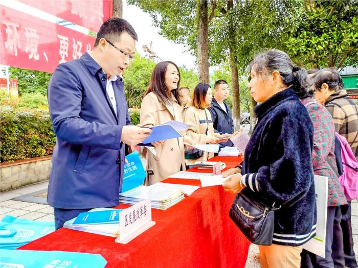 现场工作人员发放粮食安全有关宣传资料。

