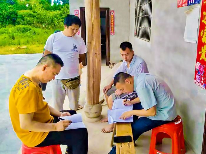 群力镇莫家社区驻村干部在走访摸排困难学生资助情况。
