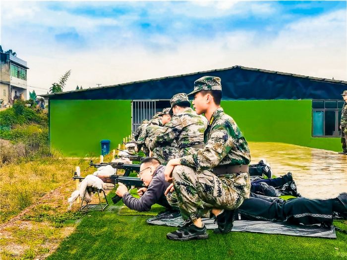 ▶民兵分组开展实弹射击。
