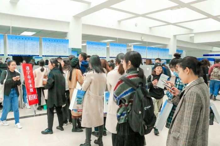 学生们积极参加意向职位登记。
