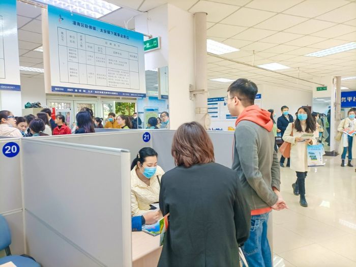学生们对企业岗位进行咨询。
