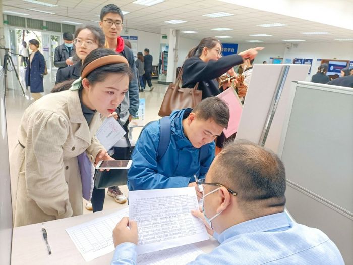 招聘人员与学生们面对面交流。
