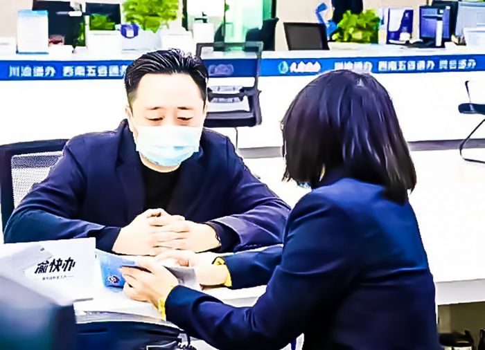 办事群众通过手机扫码实时查看业务办理进度。
