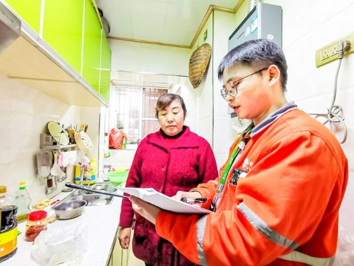 工作人员上门向用户讲解安全用气注意事项。
