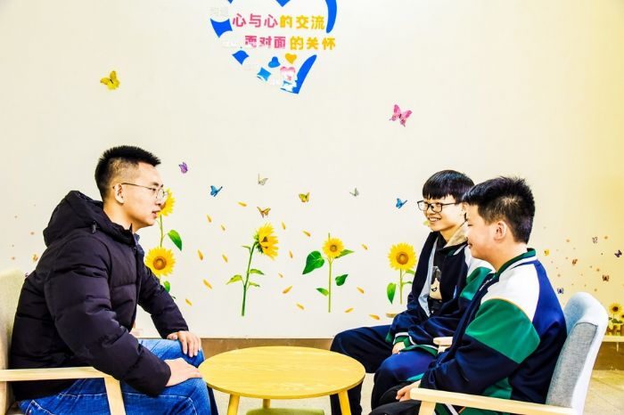老师与学生进行心理交流。
