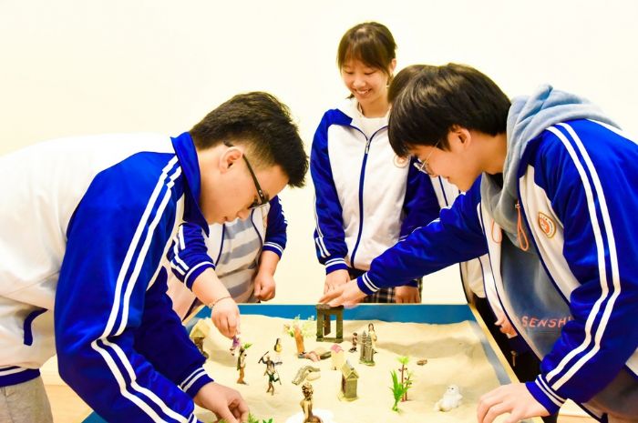 同学们一起做心理健康教育游戏。

